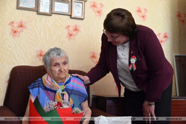 Председатель райисполкома и глава депутатского корпуса поздравили кричевлянку Любовь Шершневу