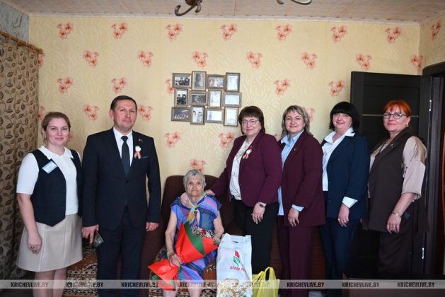 Председатель райисполкома и глава депутатского корпуса поздравили кричевлянку Любовь Шершневу