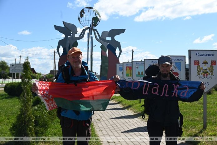 1283 километра пешком: путешественники Владимир Пасанен и Игорь Кособуцкий побывали на Кричевщине