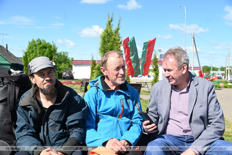 1283 километра пешком: путешественники Владимир Пасанен и Игорь Кособуцкий побывали на Кричевщине
