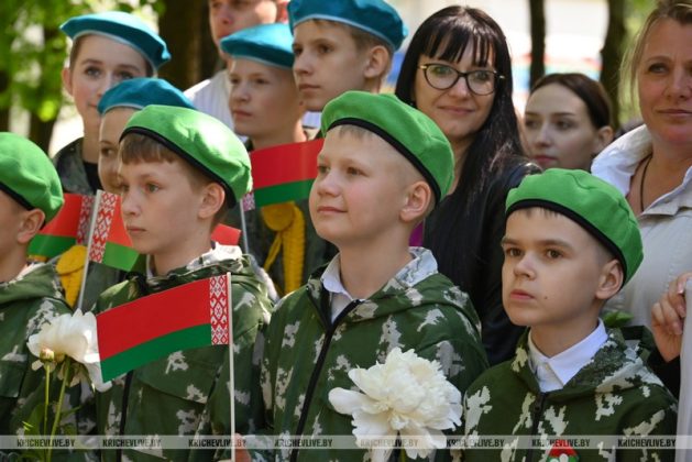В Кричеве участники патриотического автопробега возложили цветы к памятному знаку пограничникам