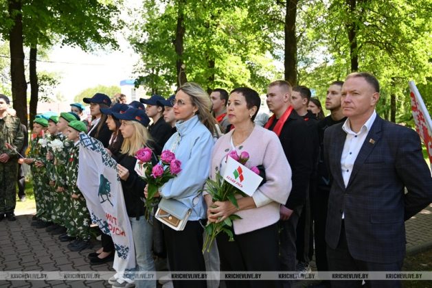 В Кричеве участники патриотического автопробега возложили цветы к памятному знаку пограничникам
