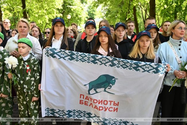 В Кричеве участники патриотического автопробега возложили цветы к памятному знаку пограничникам