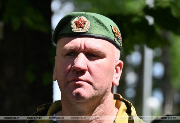 В Кричеве участники патриотического автопробега возложили цветы к памятному знаку пограничникам
