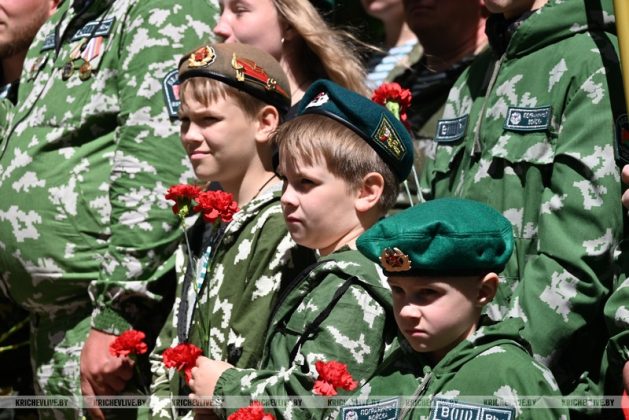 В Кричеве участники патриотического автопробега возложили цветы к памятному знаку пограничникам