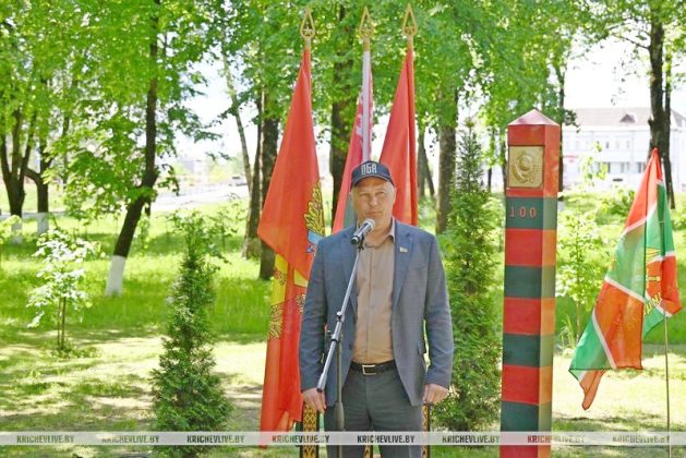 В Кричеве участники патриотического автопробега возложили цветы к памятному знаку пограничникам