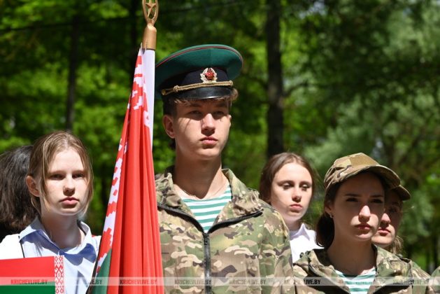В Кричеве участники патриотического автопробега возложили цветы к памятному знаку пограничникам