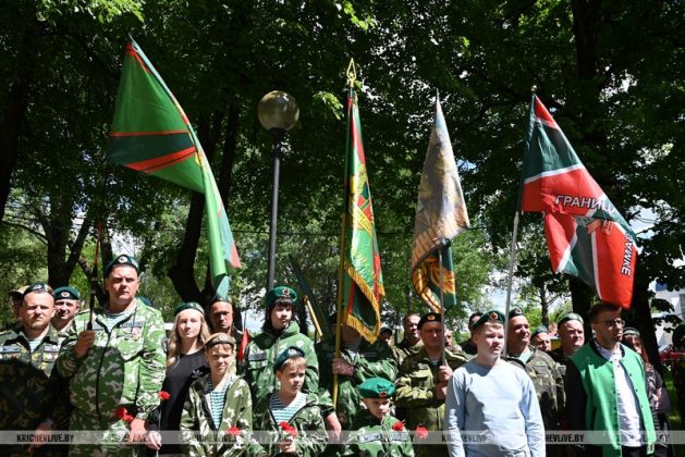 В Кричеве участники патриотического автопробега возложили цветы к памятному знаку пограничникам