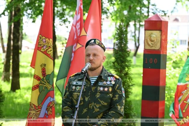 В Кричеве участники патриотического автопробега возложили цветы к памятному знаку пограничникам