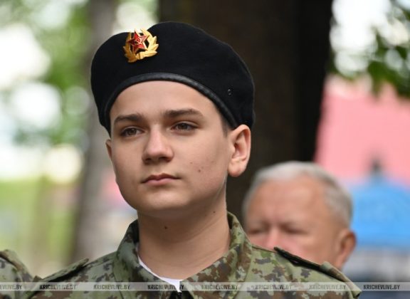 В Кричеве участники патриотического автопробега возложили цветы к памятному знаку пограничникам