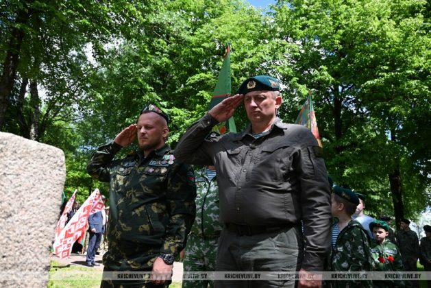 В Кричеве участники патриотического автопробега возложили цветы к памятному знаку пограничникам