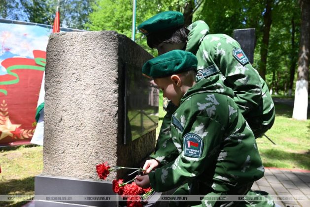 В Кричеве участники патриотического автопробега возложили цветы к памятному знаку пограничникам