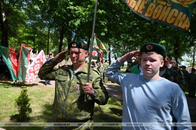 В Кричеве участники патриотического автопробега возложили цветы к памятному знаку пограничникам