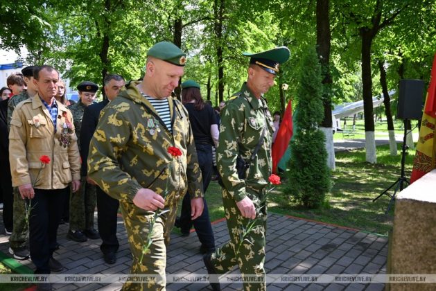 В Кричеве участники патриотического автопробега возложили цветы к памятному знаку пограничникам