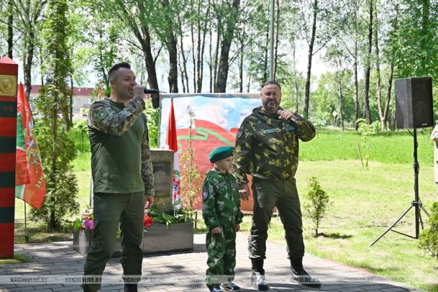 В Кричеве участники патриотического автопробега возложили цветы к памятному знаку пограничникам