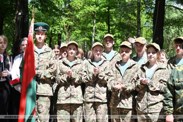 В Кричеве участники патриотического автопробега возложили цветы к памятному знаку пограничникам