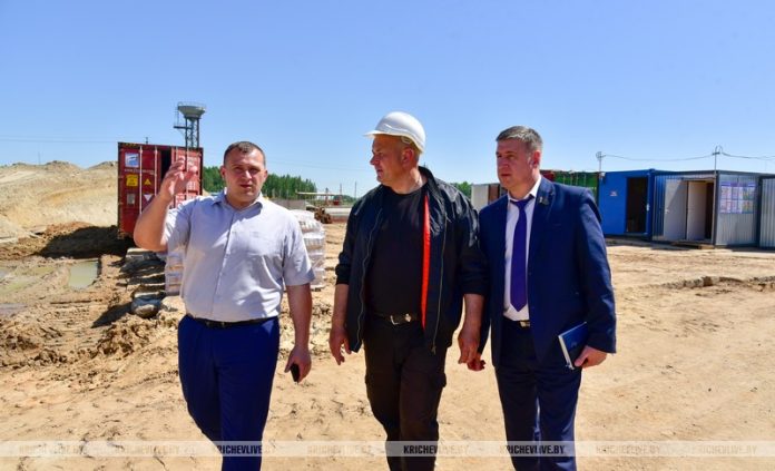 Сергей Давыдов провел мониторинг строительства сельхозобъектов в Кричеве