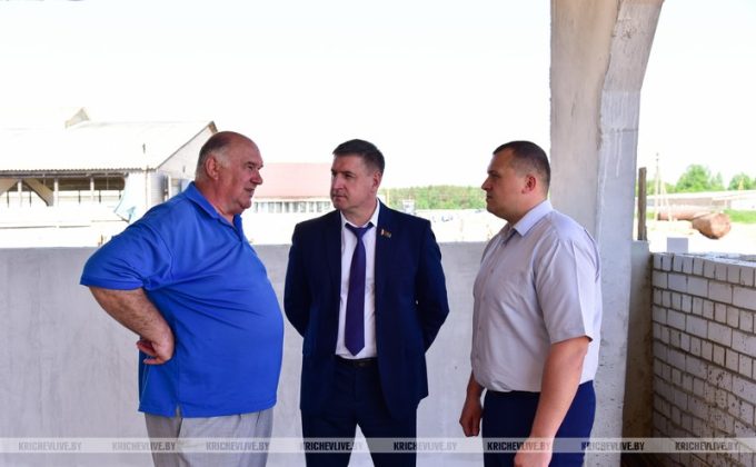 Сергей Давыдов провел мониторинг строительства сельхозобъектов в Кричеве