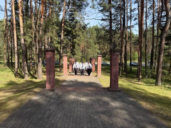 Кричевские правоохранители почтили память героев войны. Фотофакт
