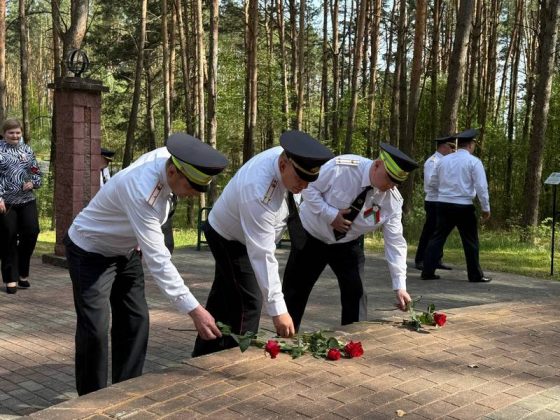 Кричевские правоохранители почтили память героев войны. Фотофакт