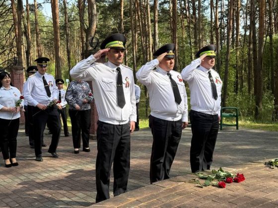 Кричевские правоохранители почтили память героев войны. Фотофакт