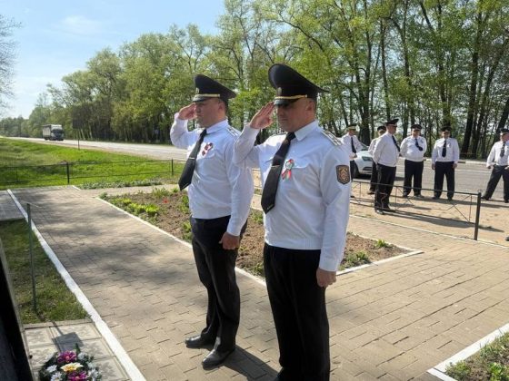 Кричевские правоохранители почтили память героев войны. Фотофакт