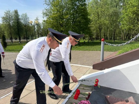 Кричевские правоохранители почтили память героев войны. Фотофакт