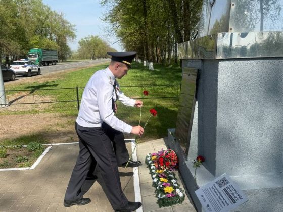 Кричевские правоохранители почтили память героев войны. Фотофакт