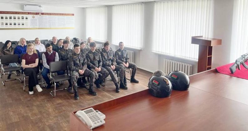 В Кричевском РОВД провели занятие для воспитанников военно-патриотического клуба и их родителей