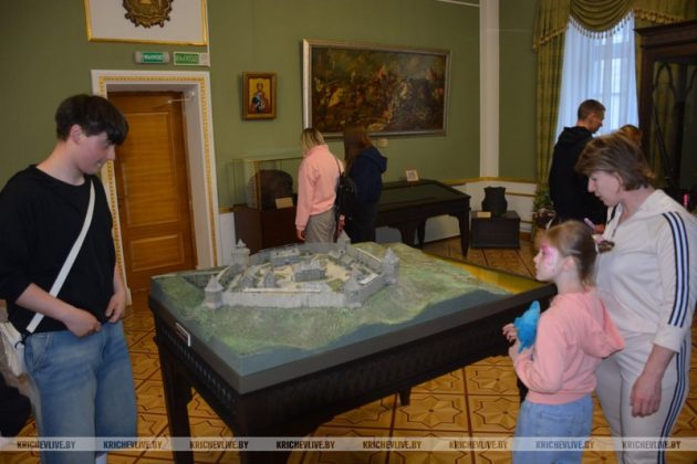Узнали, как дворец Потемкина на четыре часа превратился в портал в историю. Фоторепортаж с «Ночи музеев»