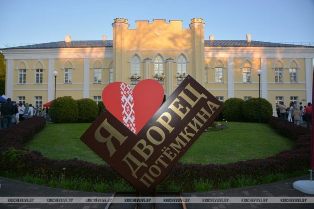 Узнали, как дворец Потемкина на четыре часа превратился в портал в историю. Фоторепортаж с «Ночи музеев»