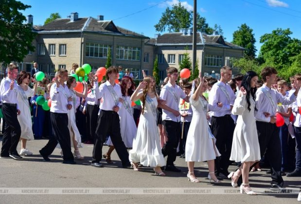 Последний звонок прозвенел для 199 выпускников Кричевщины