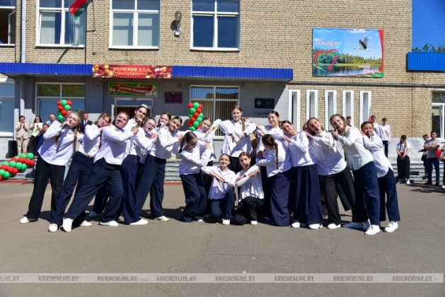 Последний звонок прозвенел для 199 выпускников Кричевщины