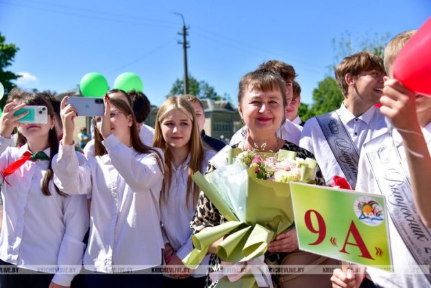 Последний звонок прозвенел для 199 выпускников Кричевщины