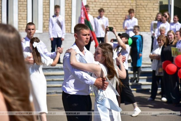 Последний звонок прозвенел для 199 выпускников Кричевщины