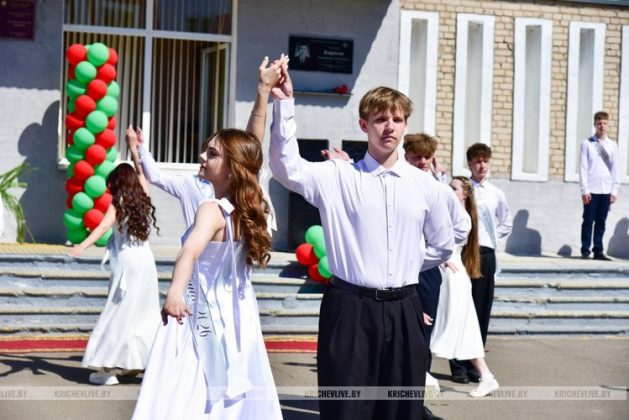 Последний звонок прозвенел для 199 выпускников Кричевщины