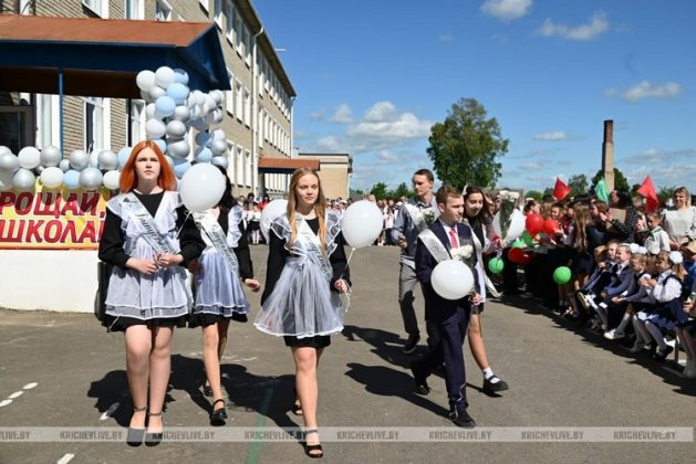 Последний звонок прозвенел для 199 выпускников Кричевщины