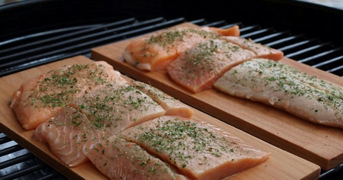 Чем отмыть запах рыбы с рук и кухонной доски: эффективные средства