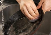 Как отмыть застарелый жир от сковороды: 5 лайфхаков