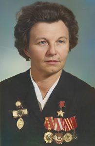 Девушки в белых халатах, приближавшие Победу