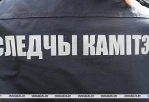 Следователи работают на месте убийства девушки