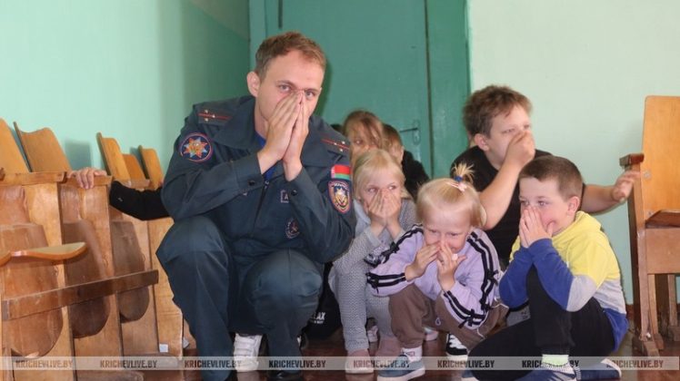 Кричевские спасатели провели урок безопасности в Молятичской школе