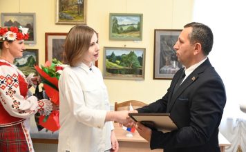Искусство объединяет: в Кричеве открылась выставка российских художниц «Две точки зрения» Кричев | Новости Кричева и Кричевского района