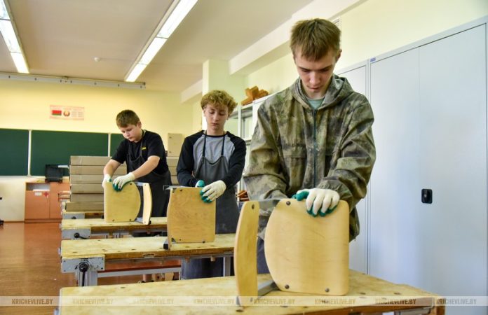 В Кричеве организована трудовая занятость подростков В Кричеве организована трудовая занятость подростков