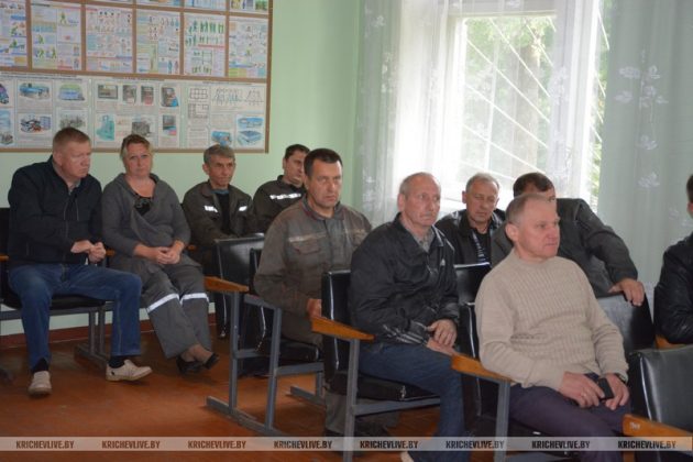 Встреча с Владимиром Александровым в автобусном парке: о безопасности на дорогах и в сети