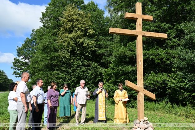 В гарогородке Красная Буда состоялось освещение поклонных крестов