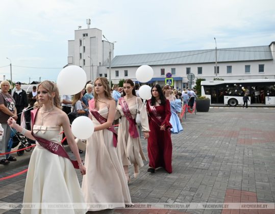 Звездный выпускной проходит в Кричеве