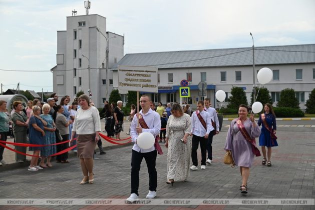Звездный выпускной проходит в Кричеве