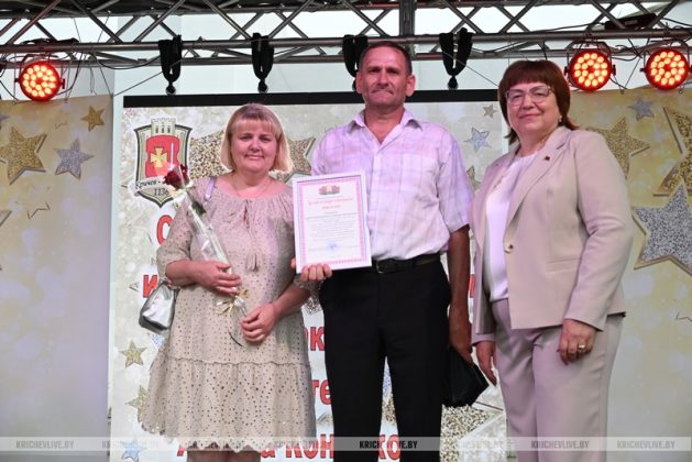 Родителям самых активных и творческих выпускников вручили Благодарности