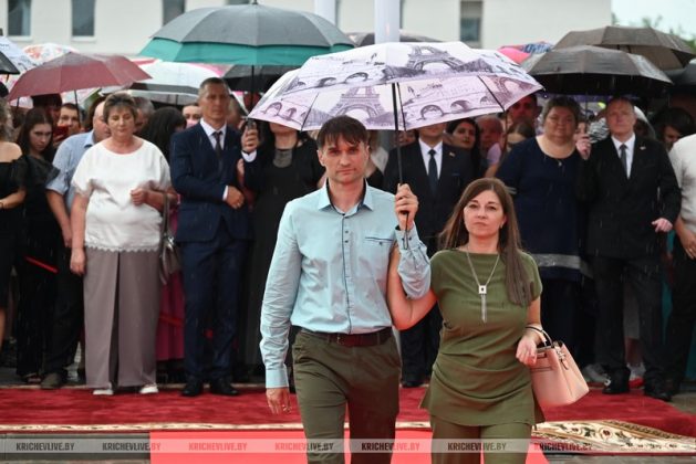 Родителям самых активных и творческих выпускников вручили Благодарности